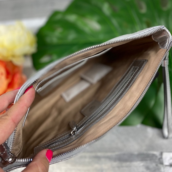 MCM wristlet zip pouch quilted metallic silver - Picture 7 of 8